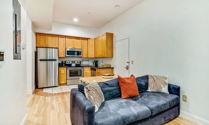 Center City Condo | Comfortable 2BD Flat near Convention Center & Chinatown