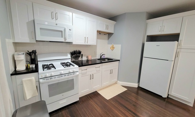 Bridgeport Apartment | Ideal 2bd Retreat Near Major Attractions with Ocean View