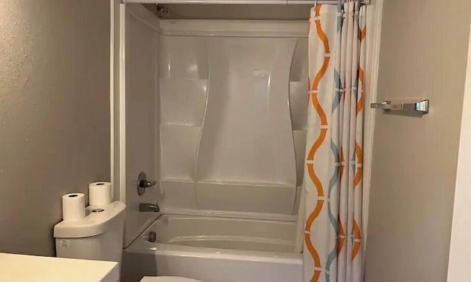 Lents House | Inviting 2BD Unit with Fireplace, Pet and Child Friendly