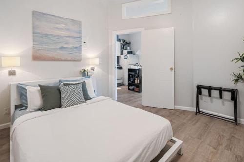Midtown West Apartment | Pet-Friendly 2BR Retreat Steps from Times Square