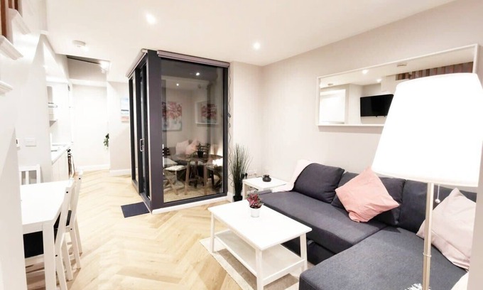Portobello House | Cozy 2-Bed House with Patio & Fast Reliable WIFI