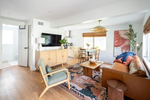Downtown Hollywood Apartment | Lovely 2br apt, 5 mins drive to the beach - j8