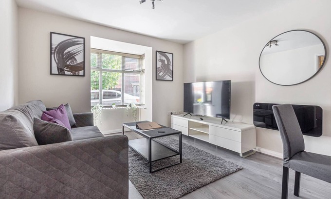Redditch Apartment | Cozy 2BR Apartment Perfect for Family Stays in Redditch