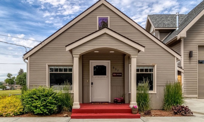 College Place House | Beautiful 3-Bed, 2-Bath Home Overlooking the Park