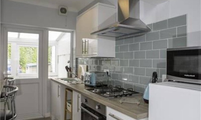 Warrington House | Cozy 3-Bedroom Retreat with Hot Tub in Warrington Centre
