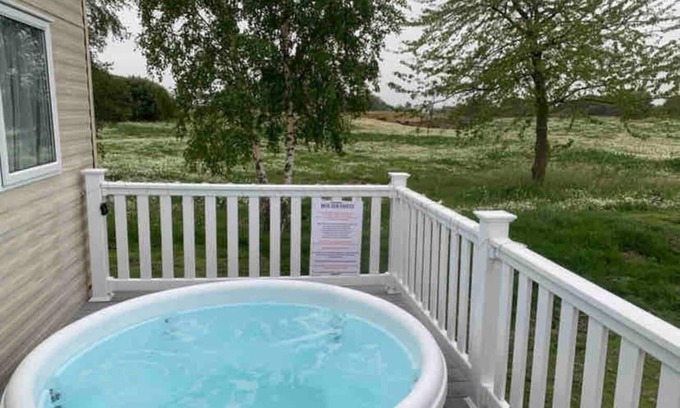 Tattershall Cabin | Cozy 3-Bed Caravan with Hot Tub and Pet-Friendly Perks
