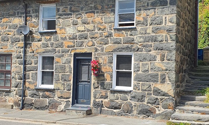 Tremadog House | Cozy 3-Bedroom Cottage Near Tremadog Square, Sleeps 6
