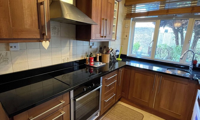 Mortlake Apartment | Cozy 3BD Family Retreat with Garden in Richmond