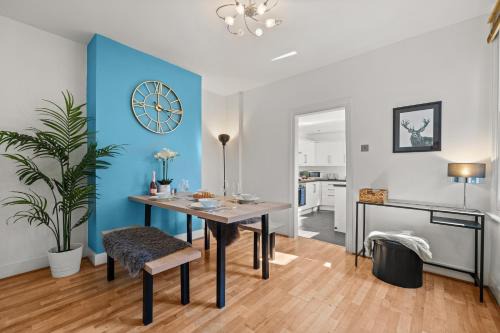 Canbury House | Cozy 4-Bedroom London Retreat with Garden & Free Parking