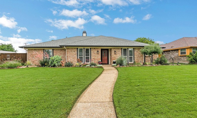 Richardson House | Lovely 4-bedroom house in Richardson with Pool
