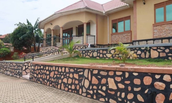 Kampala House | Exceptional 5-Bed House with Lake View in Ndejje Kampala