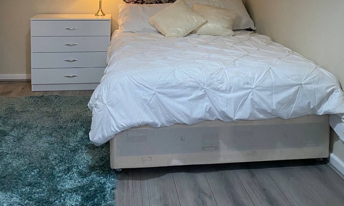 Basildon House | Cozy 5-Bedroom Home with Free Parking and Wi-Fi
