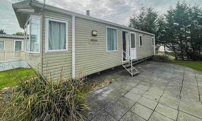 Beckingham House | Lovely 6 berth caravan with free WiFi at Steeple Bay Park ref 36118E