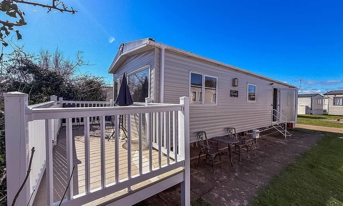 Pakefield House | Cozy 6 Berth Caravan Steps from the Beach in Suffolk