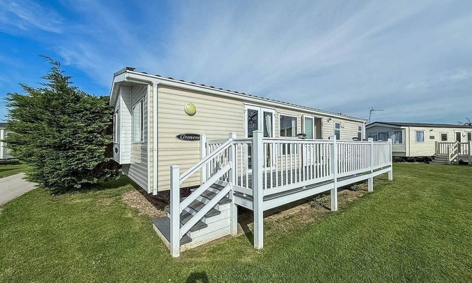 Louth House | Comfortable 6 Berth Caravan at Sunnydale Holiday Park