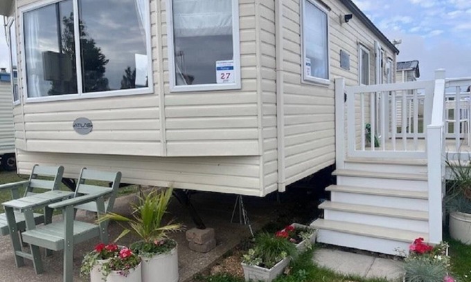 Great Yarmouth House | Lovely 6 berth caravan with decking at California Cliffs in Scratby ref 50027F