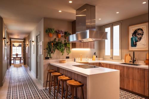 Dreta de l'Eixample Apartment | Family-Friendly 6 BR Flat in Vibrant L'Eixample