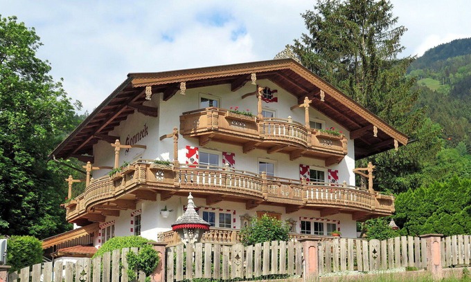 Ramsau im Zillertal Apartment | Spacious Apartment for 12 with WIFI, Patio & Parking