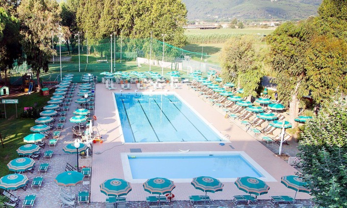 Luni Mare Apartment | Inviting Apartment with Pool, A/C and Pet-Friendly Perks