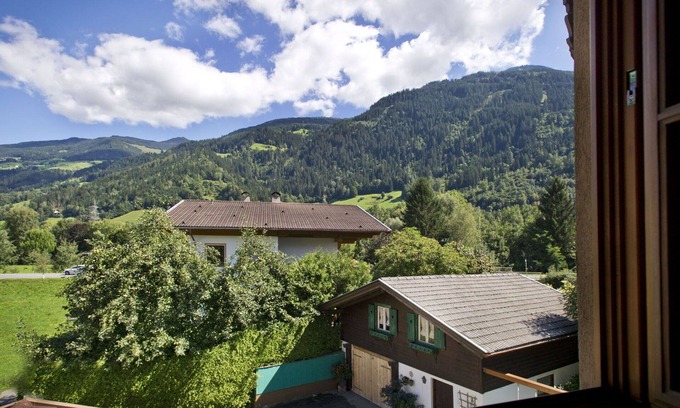 Hart im Zillertal House | Comfortable Villa Apartment for 15 with Pets and WiFi