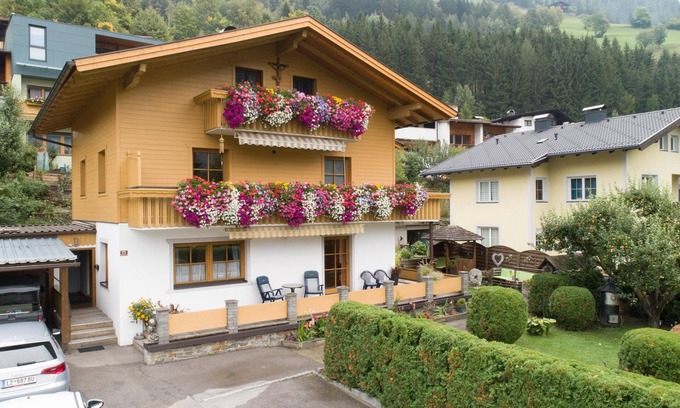 Matrei in Osttirol Apartment | Cozy Apartment Steps from Ski Area with Breakfast Included