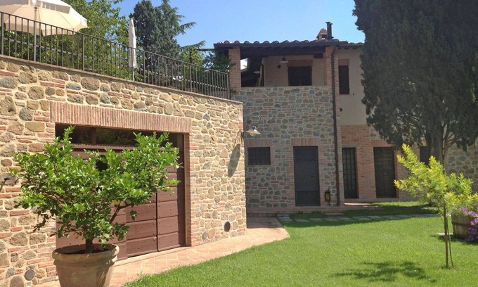 Popoltaio-Schiacciato Villa | Inviting Villa Apartment for 4 with Pool and Lake View