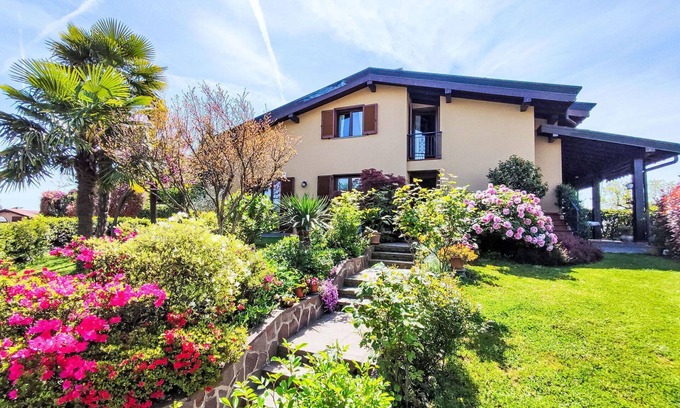Villa Guardia Apartment | Inviting Apartment for 5 with Balcony and Lake View