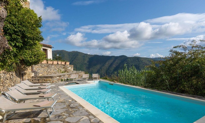 Novelli Apartment | Cozy Oceanfront Apartment for 6 with Pool and Pets Welcome