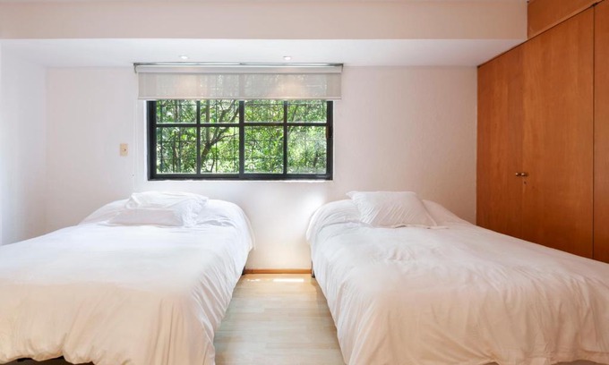 Bosques de las Lomas Apartment | Charming Apartment Ahuehuetes with Breakfast & Family-Friendly Perks