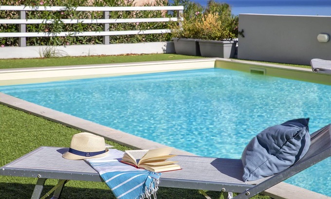 La Muddizza Apartment | Inviting Apartment for 5 with Pool, Ocean View & WiFi