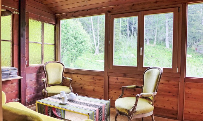 Buerchen Apartment | Spacious Apartment for 10 with WIFI, Patio & Parking