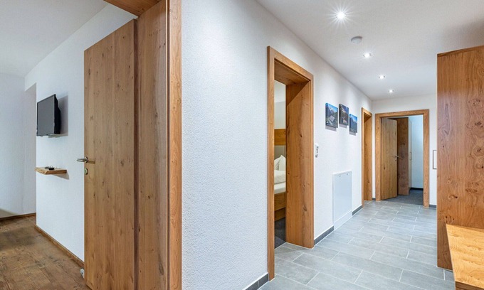 Kappl Apartment | Spacious Apartment for 15 with Terrace, WiFi and Parking