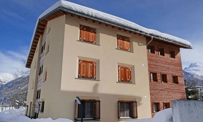Samedan Apartment | Inviting Apartment with Balcony, Lake View & Free WIFI