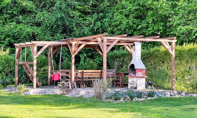Svoboda nad Upou Apartment | Lovely apartment for 3 guests with WIFI, TV, patio and parking