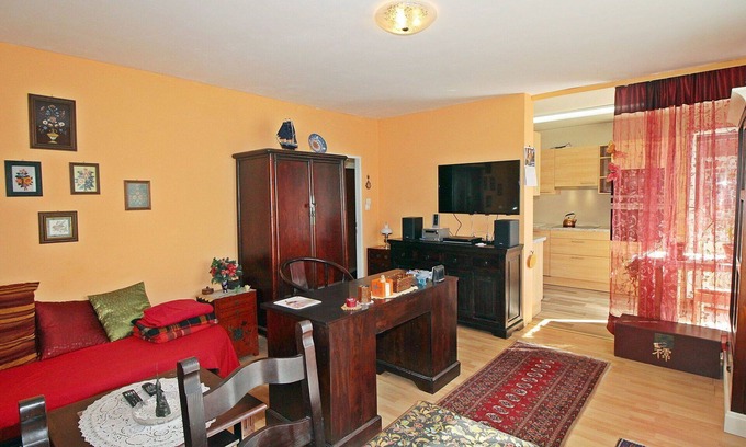 Margareten Apartment | Stylish Apartment for 4 with WiFi, Terrace & Spa Access