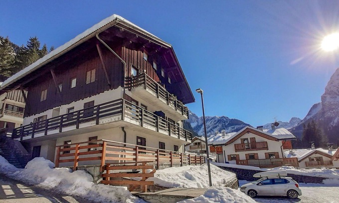 Alba Apartment | Cozy Apartment for 4 with Pet-Friendly Amenities & Parking