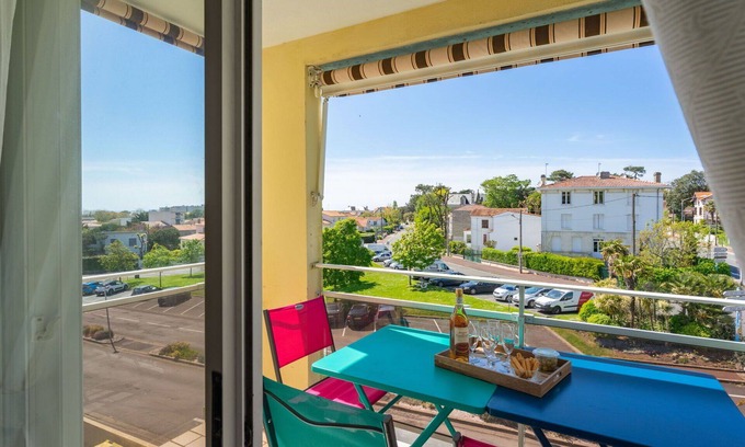 Pontaillac Apartment | Cozy Apartment for 4 with Balcony and Pet-Friendly Amenities