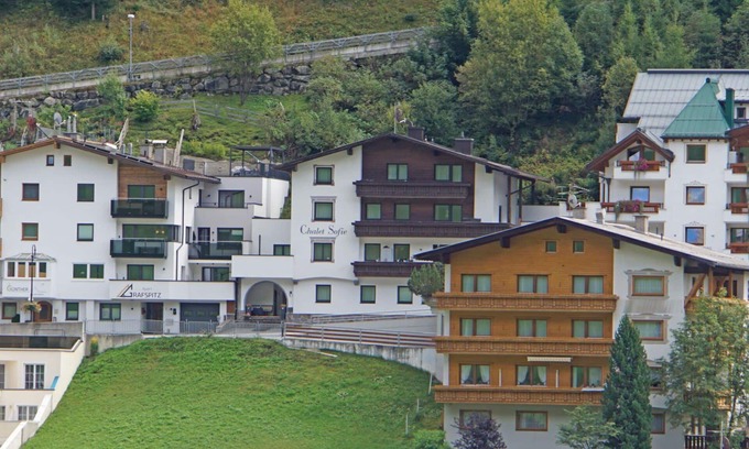 Ischgl Apartment | Spacious Apartment for 5 with WiFi, Terrace & Pet Access