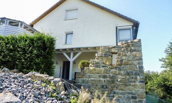 Luegde Apartment | Charming Apartment for 5 with Lake View & Pet-Friendly Perks