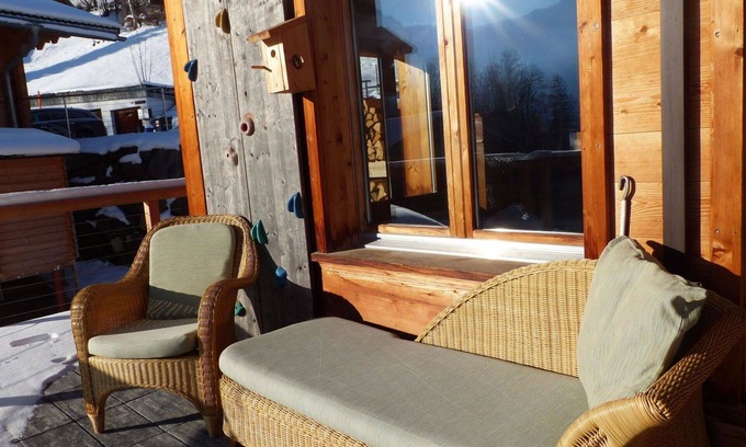 Lenk Apartment | Cozy Apartment for 5 with WIFI, Balcony & Pet-Friendly