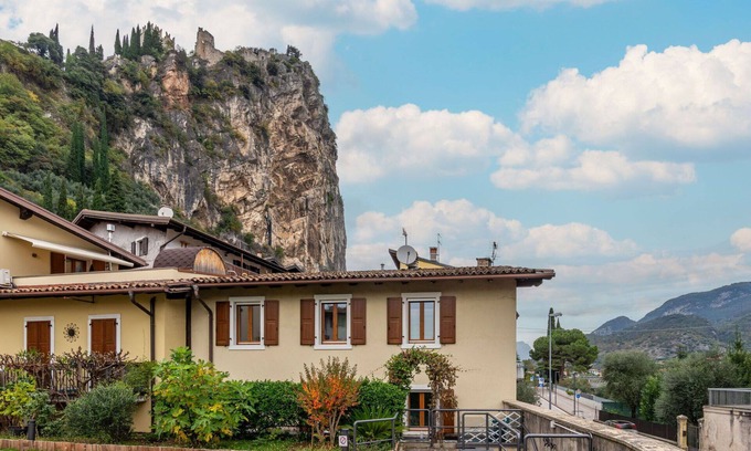 Arco Apartment | Lovely apartment for 6 people with TV, patio and parking
