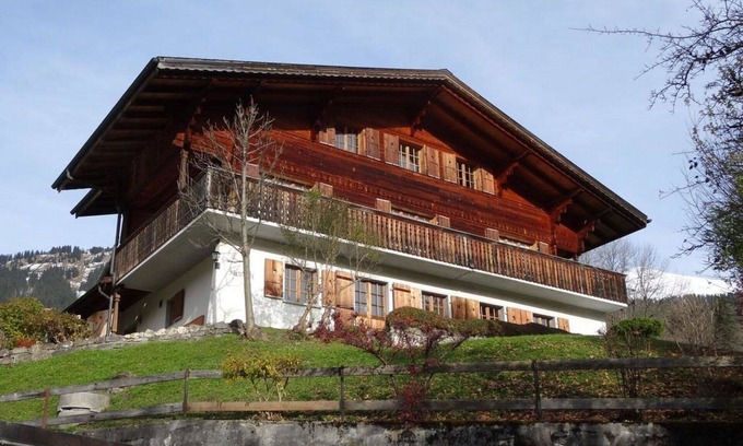 Lenk Apartment | Spacious Apartment for 8 with WIFI, Balcony & Pet-Friendly