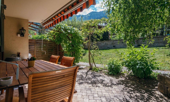 Leissigen Apartment | Cozy Apartment with Panoramic View, WIFI, and Parking