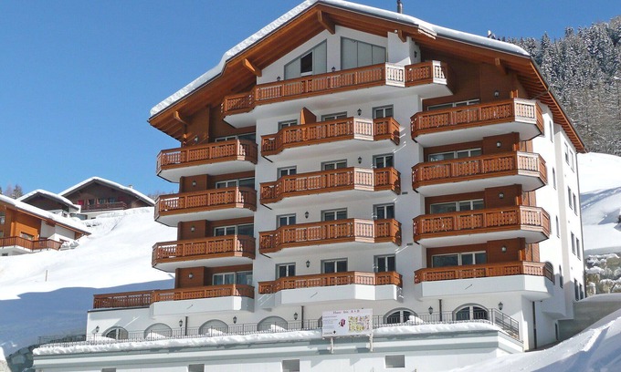 Leukerbad Apartment | Stylish Apartment for 6 with Hot Tub, Balcony & Parking