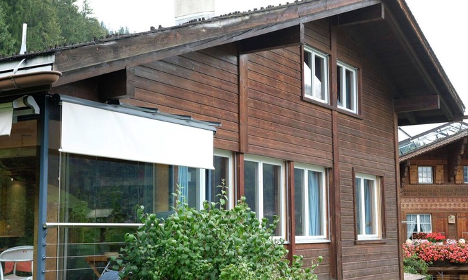 Zweisimmen Apartment | Cozy Apartment for 4 with Balcony, Pets Welcome & Parking