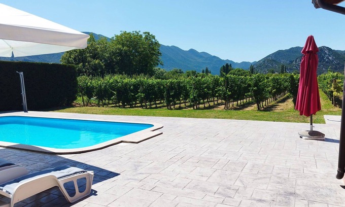 Dusina Apartment | Relaxing Apartment for 8 with Private Pool and Ocean View