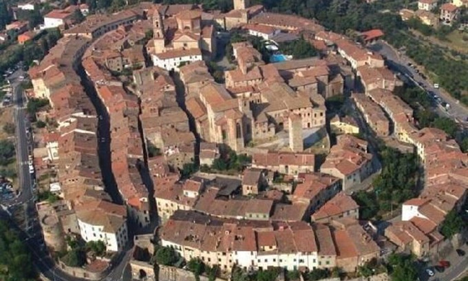 Lucignano Apartment | Cozy Apartment for 2 with Pool & A/C Near Montepulciano
