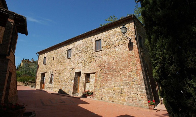 Montaione Apartment | Ideal Apartment for 8 with Pool, Pet-Friendly & Wi-Fi