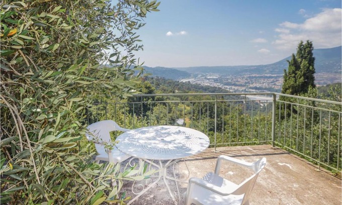 Porcio Apartment | Cozy Apartment in Castagniers with Kitchen & Pet-Friendly