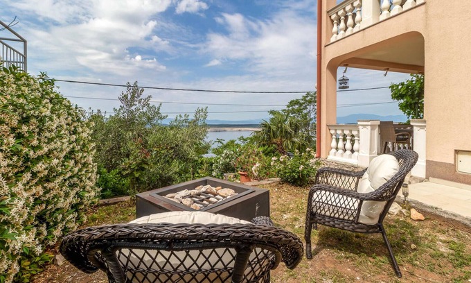 Klanfari Apartment | Oceanfront 1 Bedroom Retreat in Scenic Dramalj
